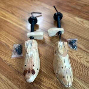 Wooden Shoe Stretchers with Adjustable Metal Rods and Relief Pads